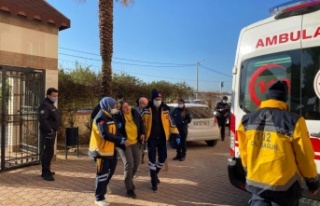 Öğrencilerine karne vermeye hazırlanan öğretmen...