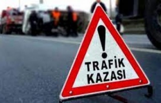 Otomobile çarpan motosiklet parçalandı, sürücüsü...