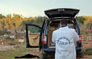 Otomobilin camını kırıp 30 bin liralık bilgisayar...