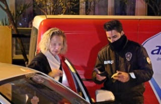 Otomobiliyle sitenin duvarına giren 'nezaketli'...