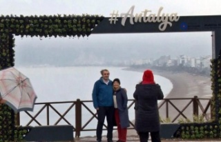 Sabah uyandıklarında kar yağışı gören Antalyalılar...