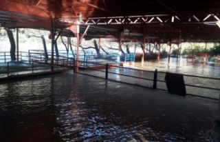 Şiddetli yağış ırmak kenarındaki restoranları...