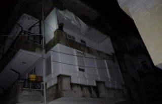 Şiddetli yağış ve fırtına evin balkonundaki...