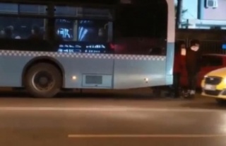 Şoföre kızan patenli gençler, halk otobüsünün...