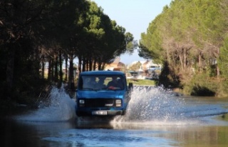 Su kaplı yolda sürücülerin zor anları