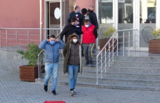 Suç makinesi hırsızlar, polis aracına çarpınca...