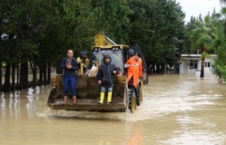 Sular altında kalan tatil sitesinde vatandaşlar...
