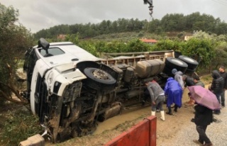 Süt kamyonu kanala devrildi, 7 ton süt döküldü