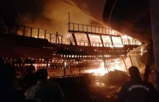 Tamirattaki 26 metrelik tur teknesi alev alev yandı