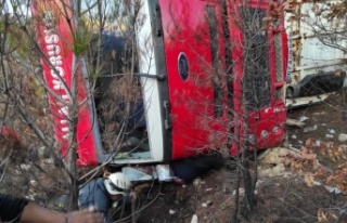 Tomruk yüklü kamyonun altında kalan şoför hayatını...