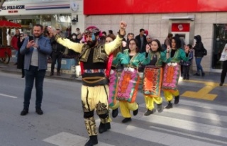 Yaya önceliğine dikkat çekmek için, yaya geçidinde...