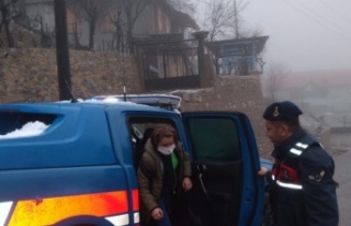 Yoğun kar yağışında mağdur olan vatandaşa jandarma...