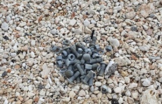 Yol kenarındaki otokorkulukların cıvatalarını...