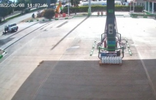 Acemi driftçi kapı açılınca araçtan dışarı...