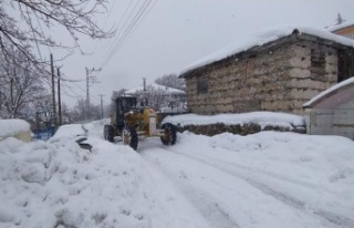 Akseki’de kardan kapalı olan kırsal mahalle yollarında...