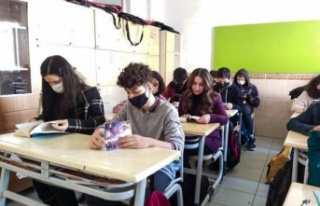 Alanya'da müdür Aksoy öğrencilerle kitap...