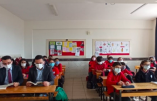 Alanya'da öğrencilerle kitap okudular