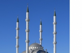 Alanya’da caminin minaresine yıldırım düştü