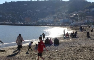 Alanya’da güneşi gören vatandaşlar sahillere...