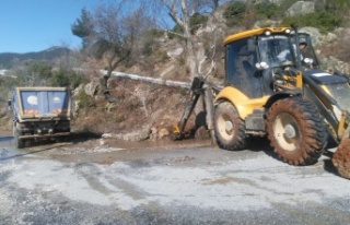 Alanya’da yağış sonrası bozulan yollara bakım...
