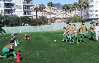 Alanyaspor Kız Futbol Okulu çalışmalara başladı