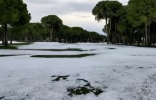 Aniden bastıran dolu, Antalya'da golf sahalarını...