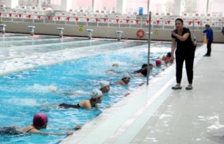 Antalya'da kadınlar, yaz mevsimi öncesi havuzda...