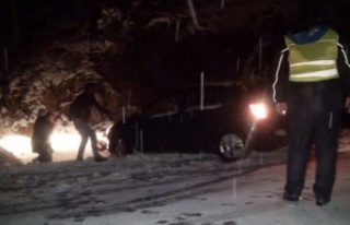 Antalya-Konya karayolu kar nedeniyle tırların geçişine...