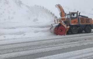 Antalya-Konya karayolunda kar kalınlığı 60 santime...