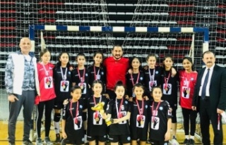 Antalya’da Nadire Konuk Ortaokulu’ndan hentbolda...