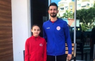 Antalyaspor Yüzme Takımı sporcusu Beste, madalyaları...