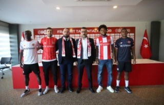 Antalyaspor, yeni transferleri için imza töreni...