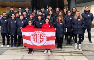 Antalyasporlu 14 yüzücü milli takım gelişim kampına...