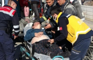 Apartmanı saran alevlerin dumanı engelli vatandaşı...