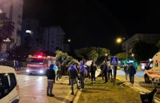 Aracın ağacı biçtiği kazada genç sürücü hayatını...