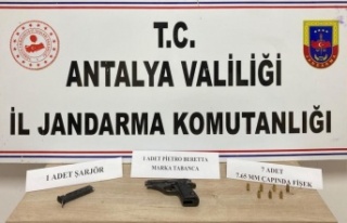 Araçta yapılan aramada ruhsatsız tabanca bulundu