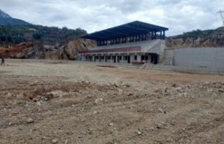 Bağışlar'dan Mahmutlarspor'un tesisleriyle...