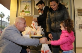 Başkan Şahin vatandaşa kandil simidi ikram etti