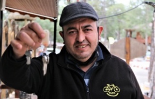 Beslediği karga anahtarı önce defterin arasına...