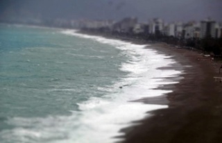 Boyu 4 metreye kadar ulaşan dalgalar falezleri dövdü,...