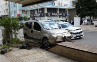Çöp kutusu ve bank kaza yapan aracın iş yerine...