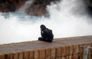 Dev dalgalar 15 metre yüksekliğindeki falezleri...