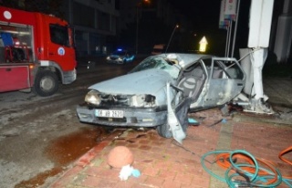 Direksiyon hakimiyetini kaybeden sürücü önce kaldırıma...