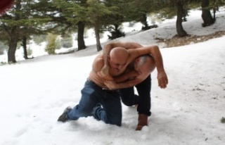 Doğa tutkunları, kar üzerinde güreş tuttu