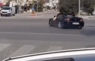 Düğün konvoyunda üstü açık spor arabası ile...