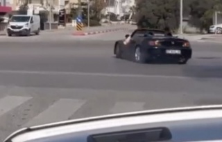 Düğün konvoyunda üstü açık spor arabası yaptığı...