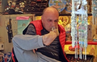 Elleri yok ama ayaklarıyla kahve yapıp içiyor,...