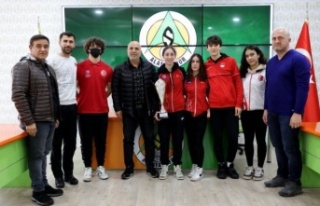 Eskrim Şampiyonu Yağmur'dan Başkan Çavuşoğlu'na...