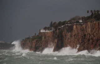 Fırtına dalgaları falez boyuna yükseltti, balıkçı...