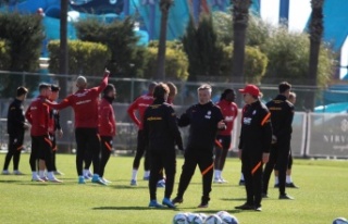 Galatasaray'da yeni transferler Gomis, Pulgar...